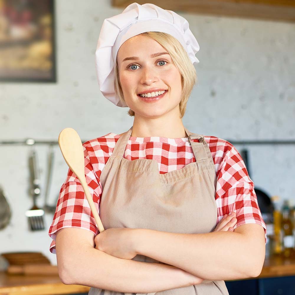 pretty-young-housewife-in-chefs-hat-4QA8D2T.jpg